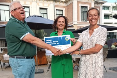 Asperge-actie: Cheque voor Jeugdfonds Almelo