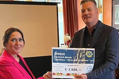 Opbrengst Cabriotocht 'Uit je dak in Twente' uitgereikt